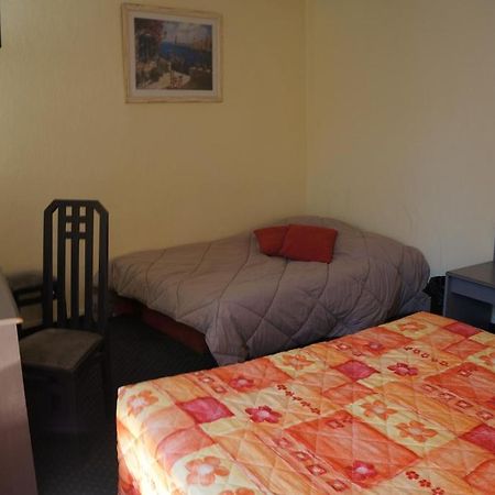 Hotel A La Grace De Dieu Brie-Comte-Robert Bagian luar foto