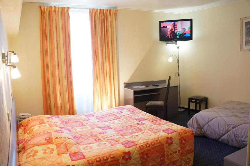 Hotel A La Grace De Dieu Brie-Comte-Robert Bagian luar foto
