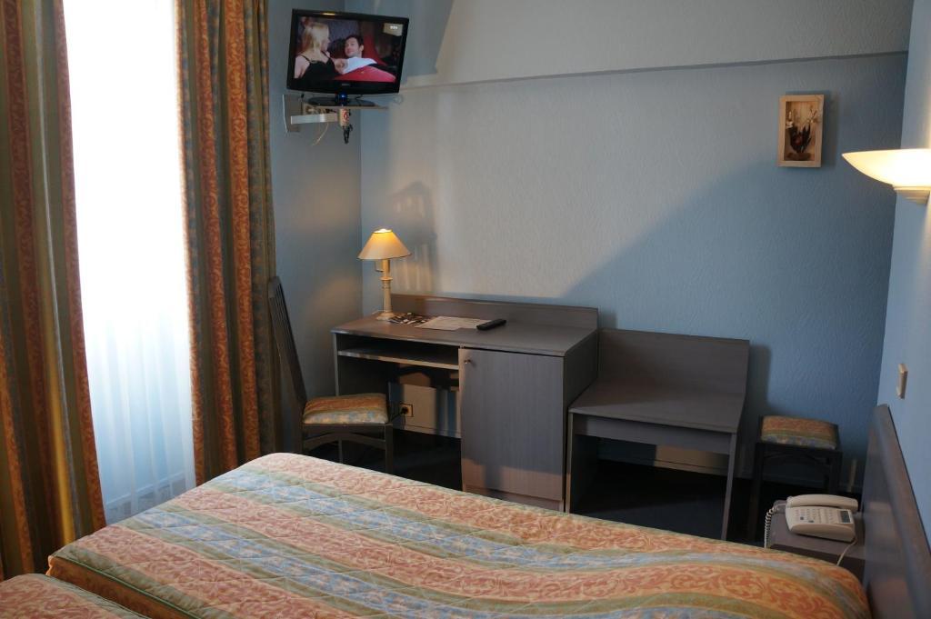 Hotel A La Grace De Dieu Brie-Comte-Robert Bagian luar foto