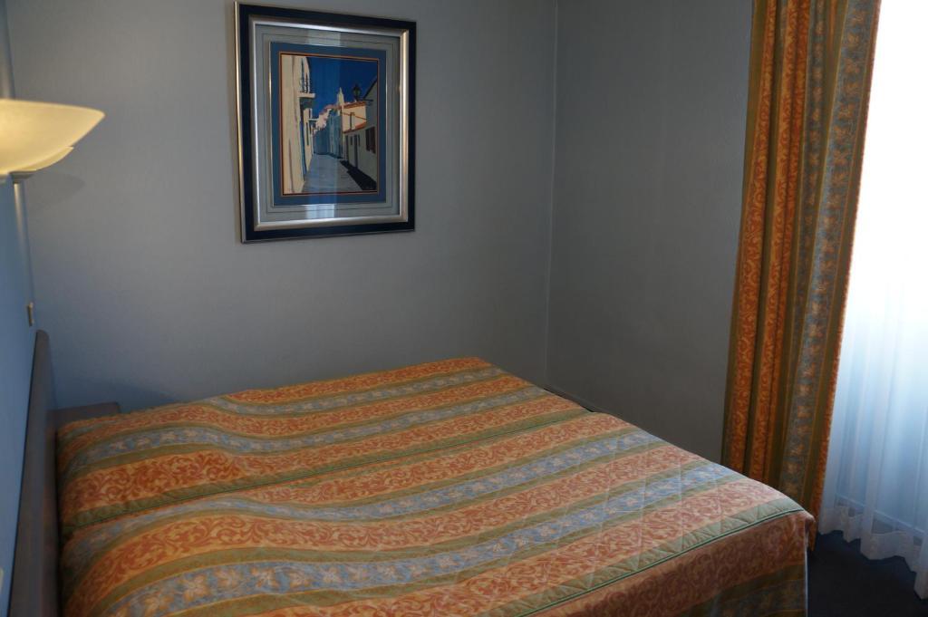 Hotel A La Grace De Dieu Brie-Comte-Robert Bagian luar foto